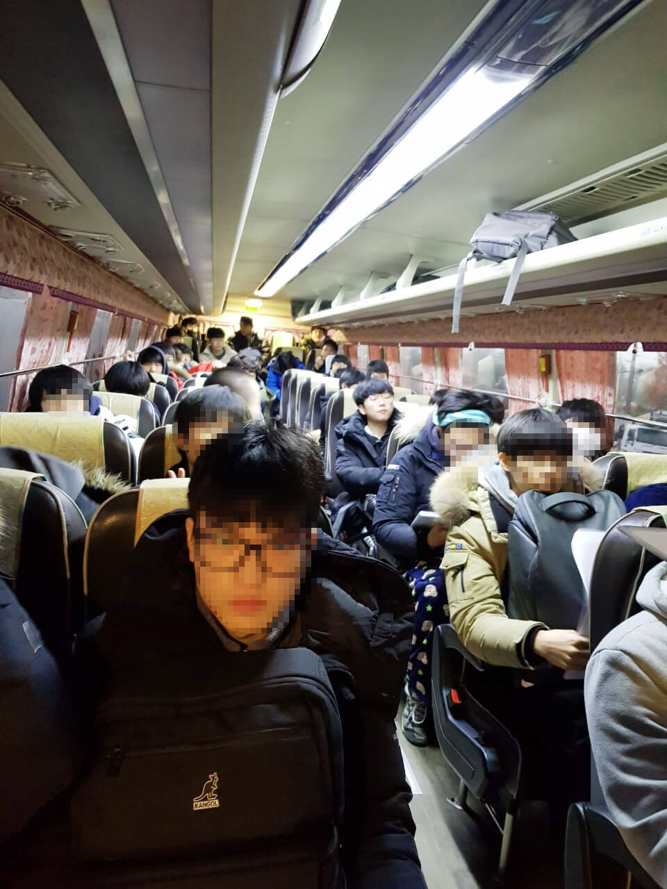 수험장으로 이동하는 차량 