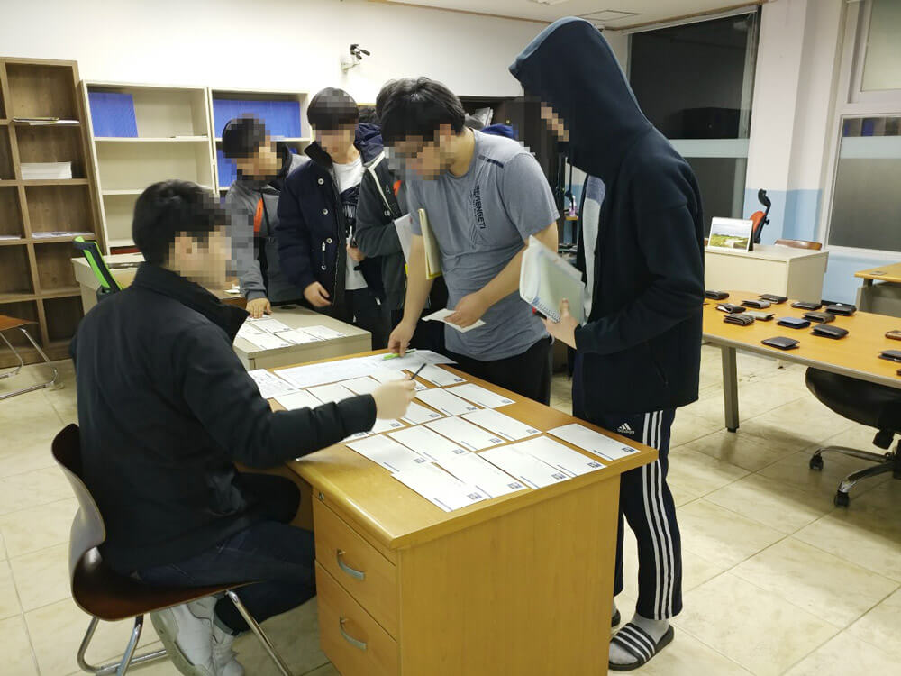 수험표와 신분증 배부